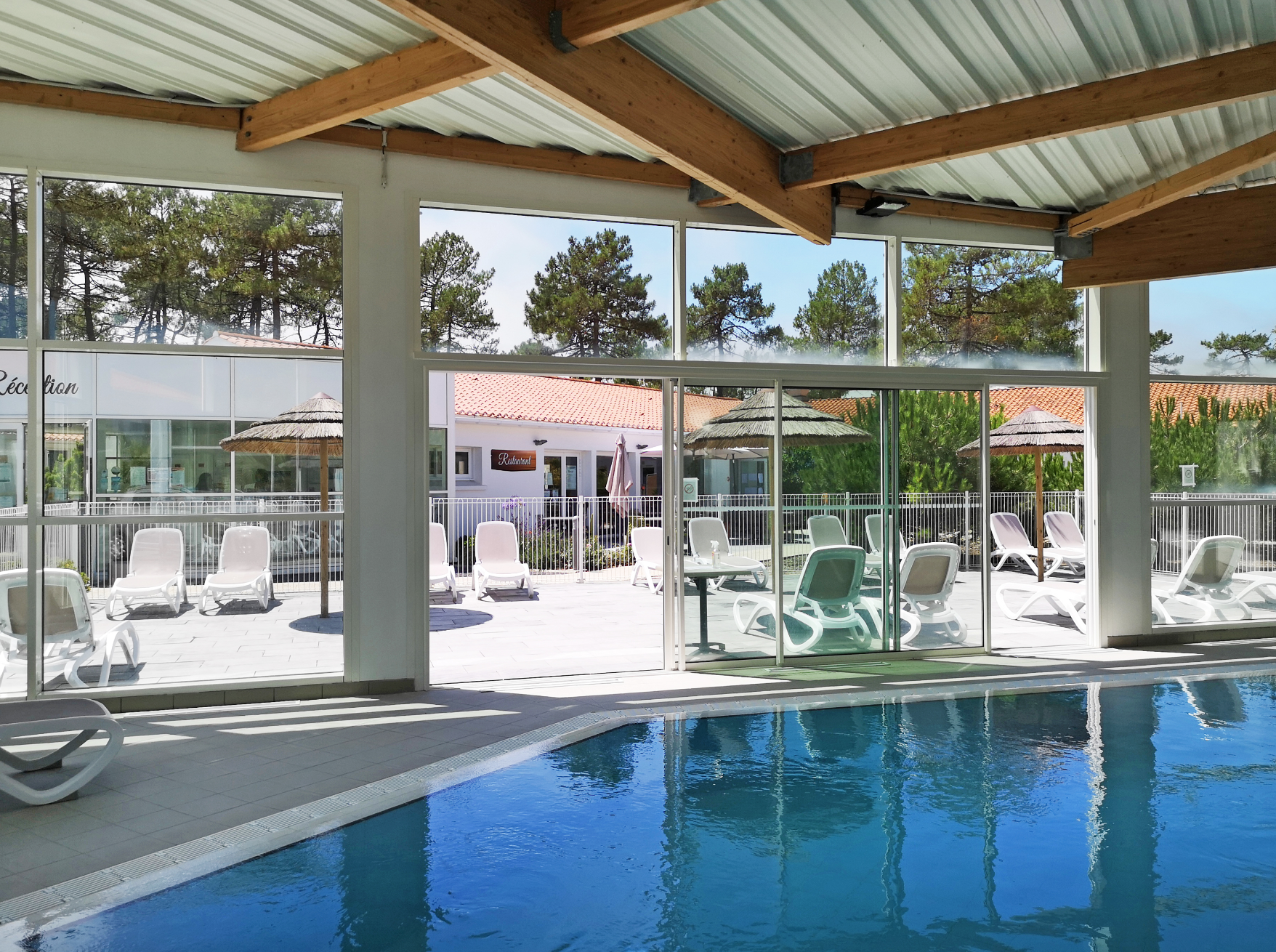 Piscine avec terrasse du Vent d'Eden