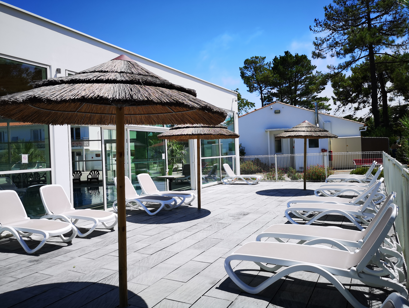 Piscine avec terrasse du Vent d'Eden